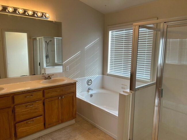 Building Photo - Amazing Floor Plan with 5 Bedrooms!