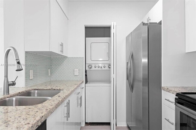 Building Photo - 1155 Brickell Bay Dr