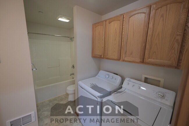 Building Photo - Super clean 2 bed 1 bath apartment in Port...