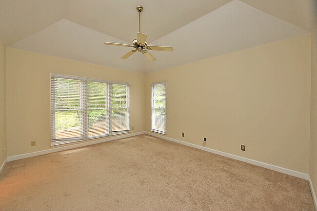 Building Photo - 212 Lakeshore Dr