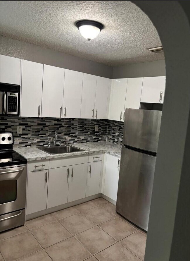 Building Photo - 407 SE 3rd Ave