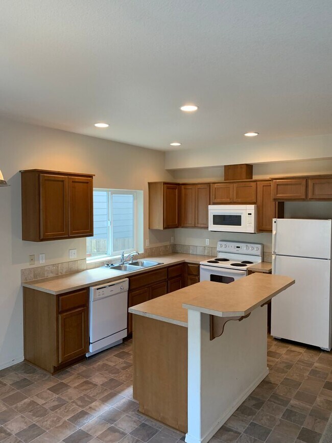 Building Photo - *** FIRST FULL MONTH'S RENT FREE***BEAUTIF...