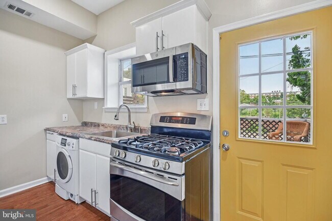 Building Photo - 321 Elm St NW