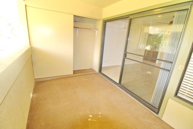 Building Photo - Cat-Friendly Upgraded Unit A Half A Block ...