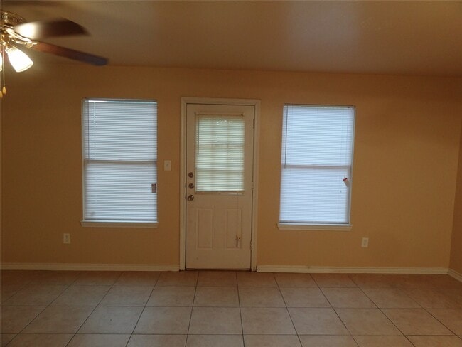Building Photo - 1554 Village Way Dr