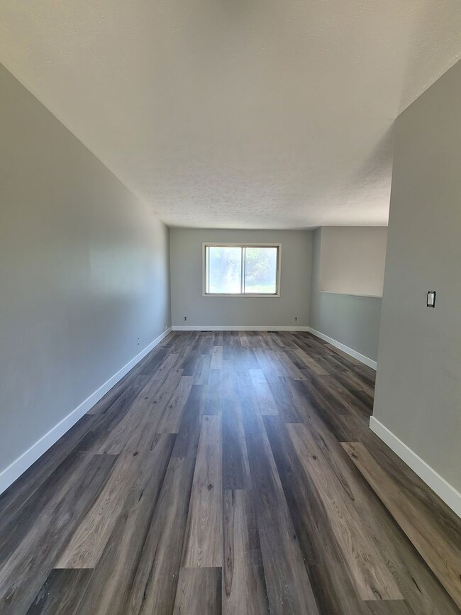 Building Photo - Newly Remodeled 3 Bedroom Elkhorn Home!