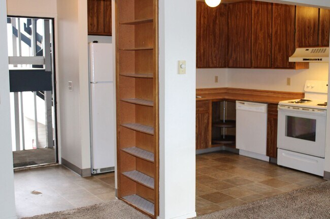 Building Photo - Lovely Condo Next to Campus- Winter Move I...
