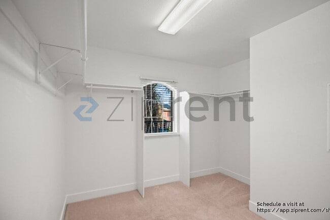 Building Photo - 207 Barcelona Dr