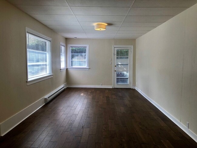 Building Photo - Remodeled 2 Bedroom 1 Bath Home in Downtow...