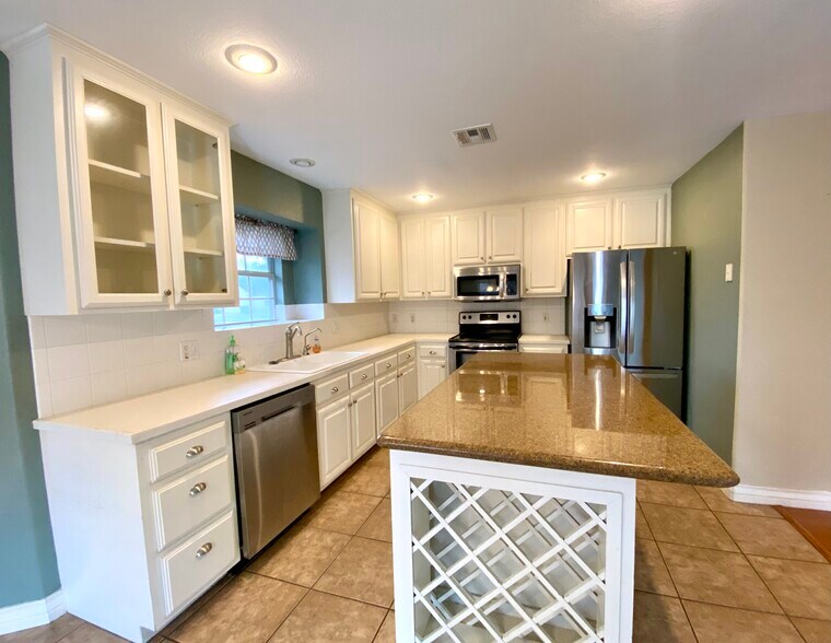 Building Photo - 1551 Briarwyck Dr