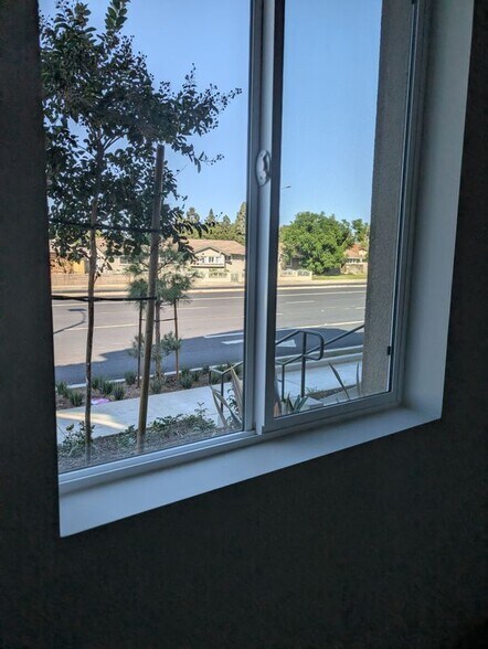 Building Photo - 2430 E Lincoln Ave