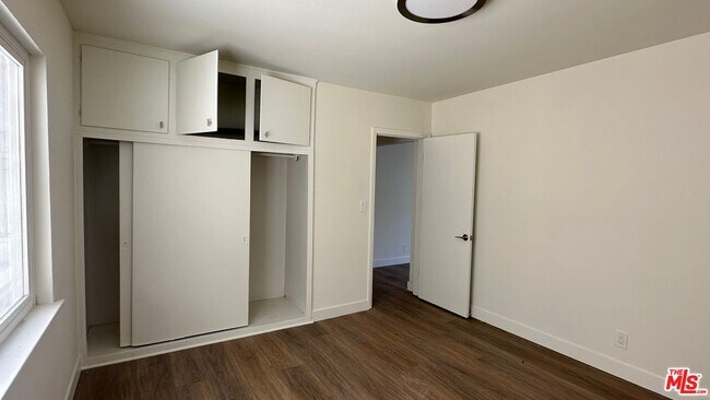 Building Photo - 517 S Kenmore Ave