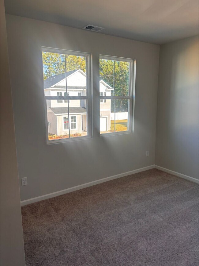 Building Photo - Beautiful 4BR 3 BA Home w/ Loft + Patio + View in Little River