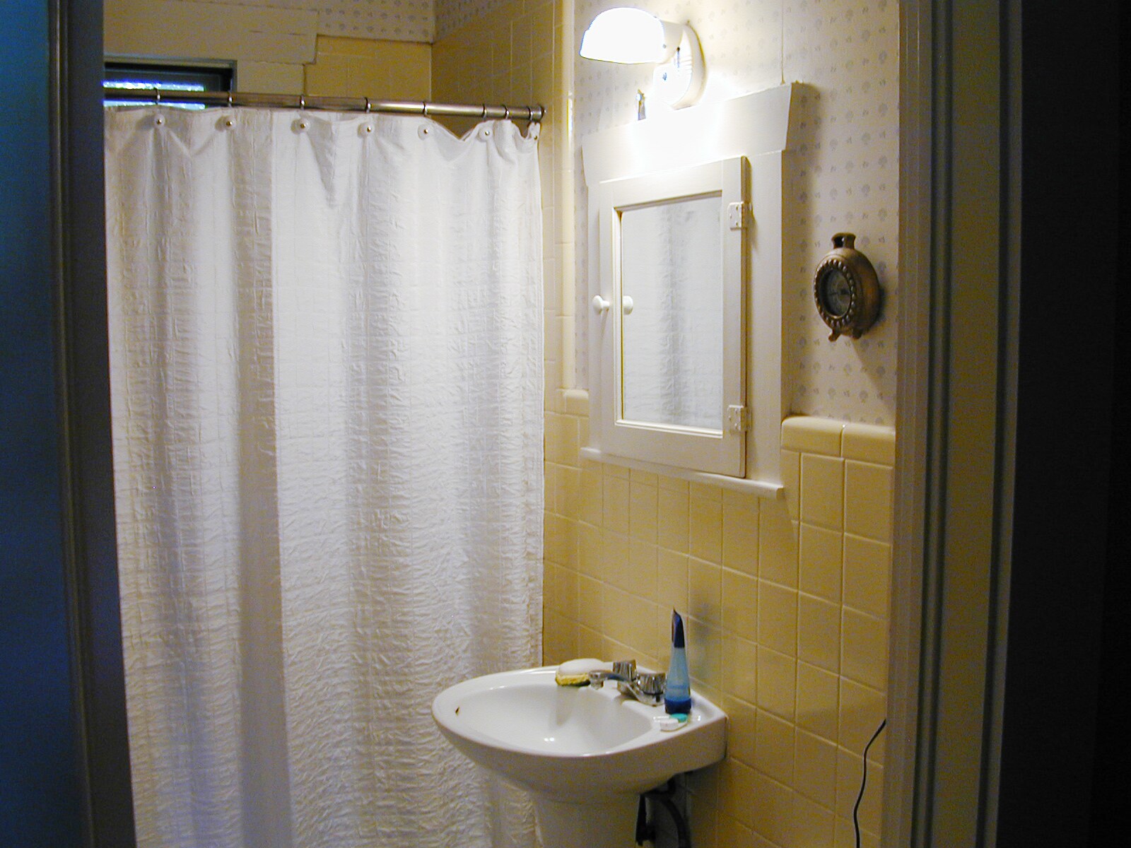 Main Bathroom - 126 Abiso Ave