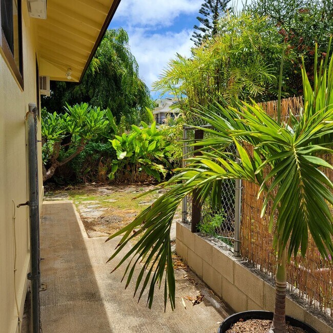 Building Photo - Kapahulu 3 bed, 2 bath single family home