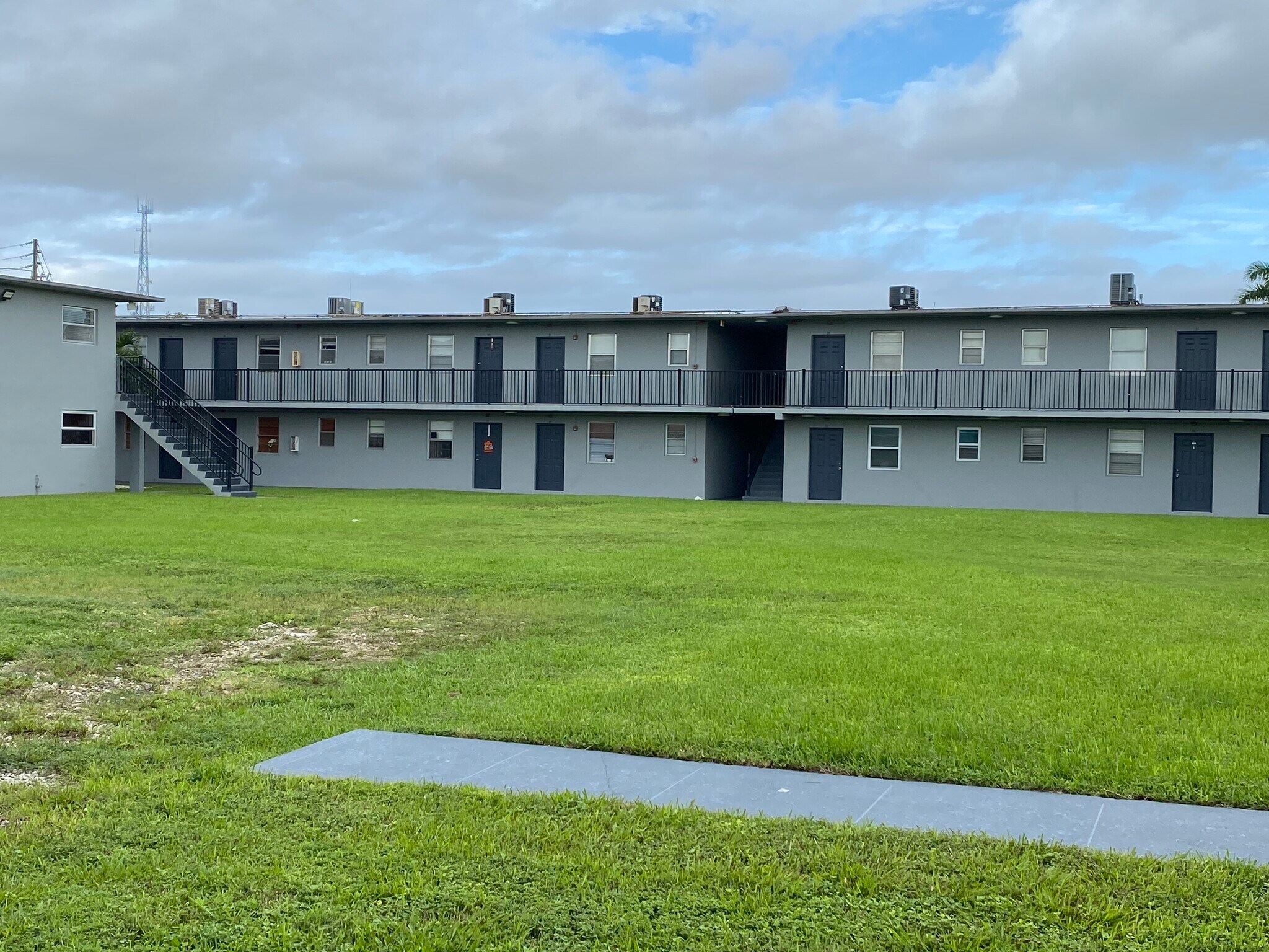 Open yard - 4250 SW 67th Ave