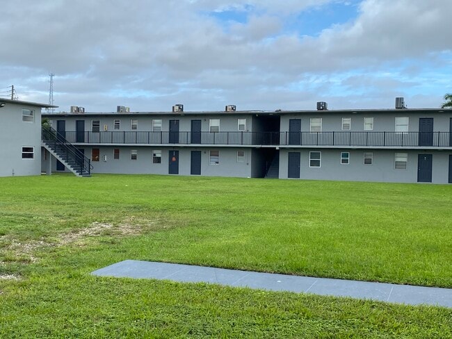 Open yard - 4250 SW 67th Ave