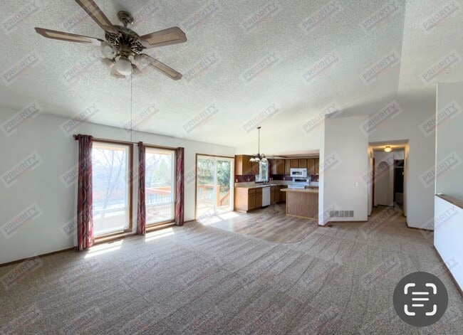 Building Photo - 4-bedroom Home For Rent