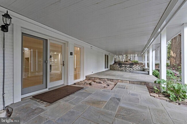 Building Photo - 10034 Scenic View Terrace