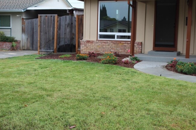 Building Photo - 1376 Bouret Dr