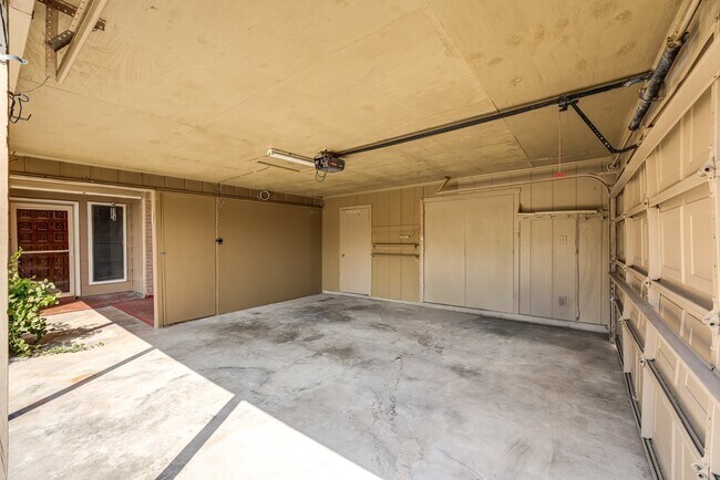 Building Photo - 9206 Beringwood Dr