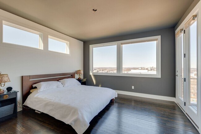 Building Photo - 4 Bedroom/3.5 Bath home overlooking the ci...