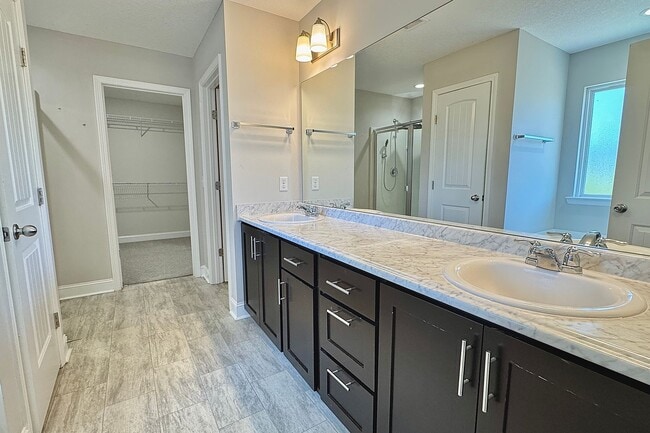 Building Photo - AVAILABLE EARLY DECEMBER (Small Pets Only)