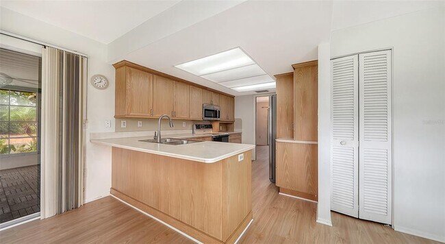 Building Photo - 515 Rousseau Dr