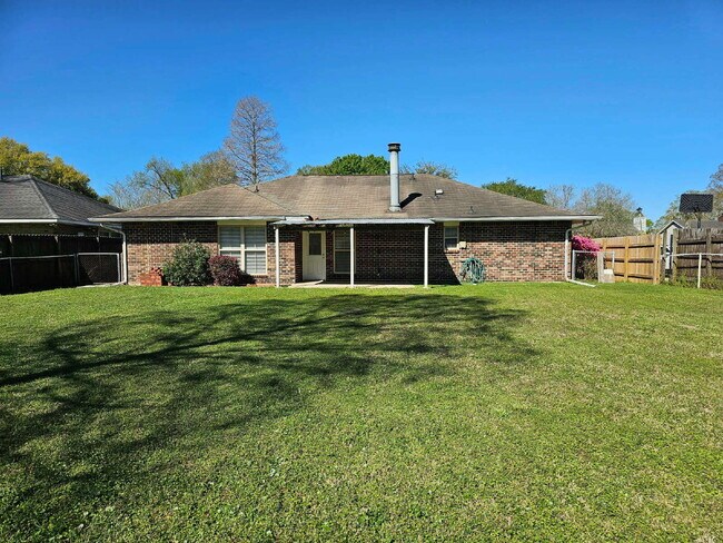 Building Photo - 4BR/2BA Single Family Home in Quiet Neighborhood