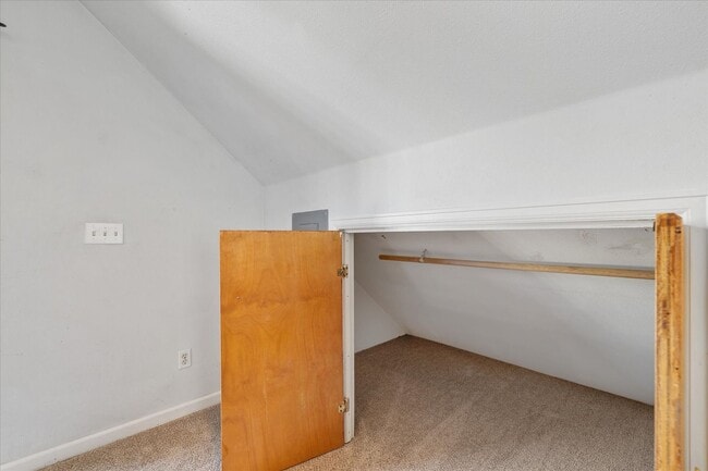 Building Photo - Spacious studio loft in the highly sought-...