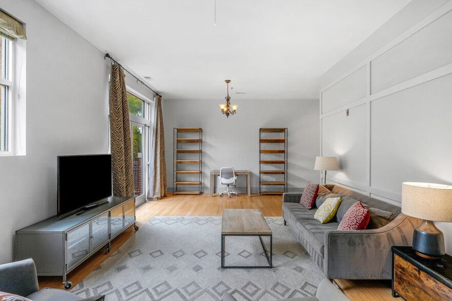 Building Photo - 525 E 34th St