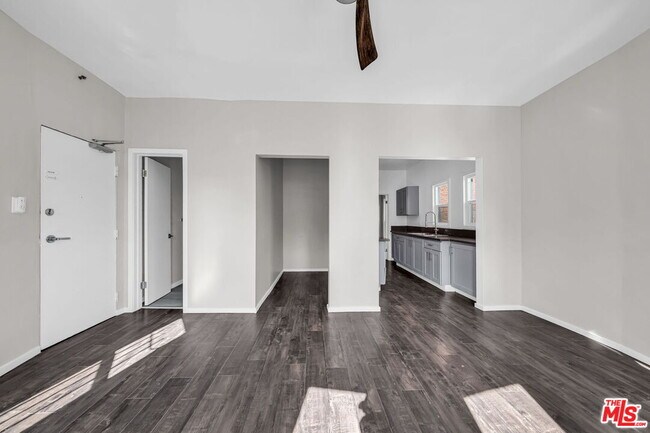 Building Photo - 3209 Descanso Dr