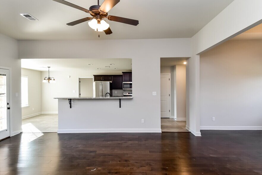 Building Photo - 3555 Sabra Ln
