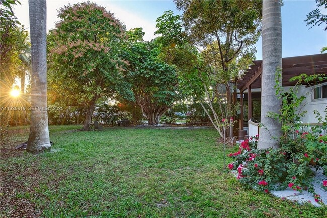 Building Photo - 1100 N Shore Dr