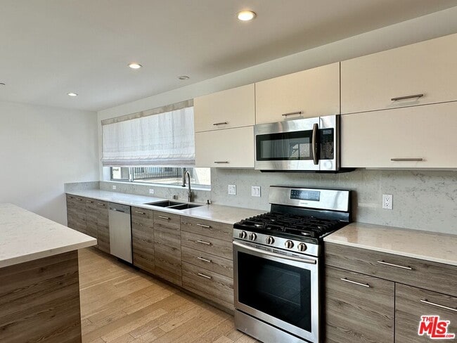 Building Photo - 5403 W Wilshire Vista Ln