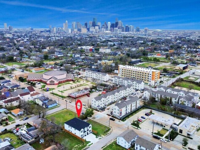 Building Photo - 3915 Tuam St