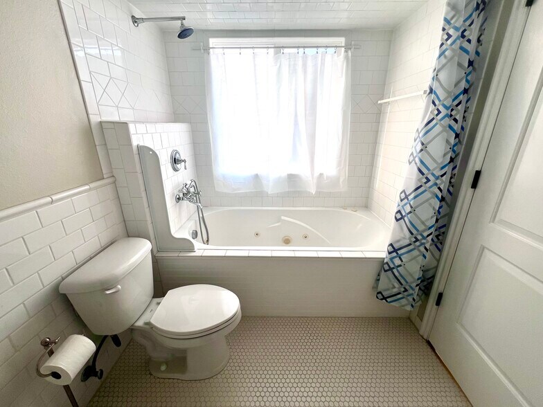 Building Photo - 2526 Dalton Dr