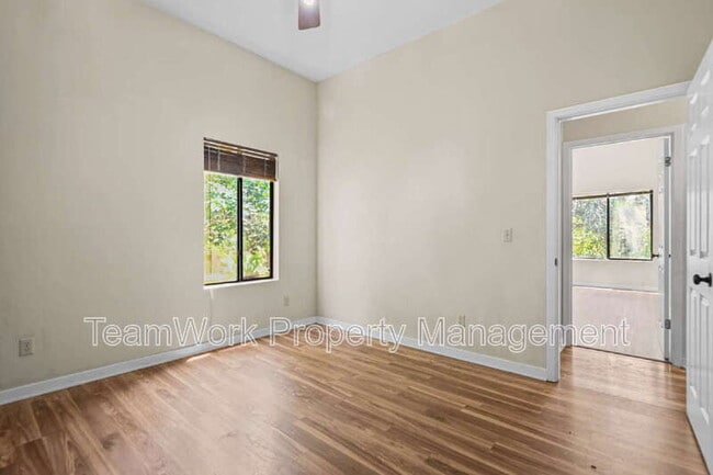 Building Photo - 9 Stallion Ct