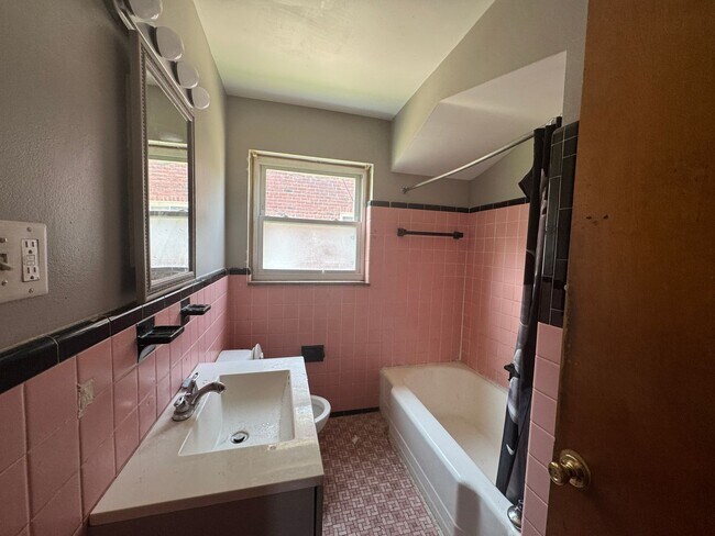 Building Photo - Lovely renovated 3 bedroom house