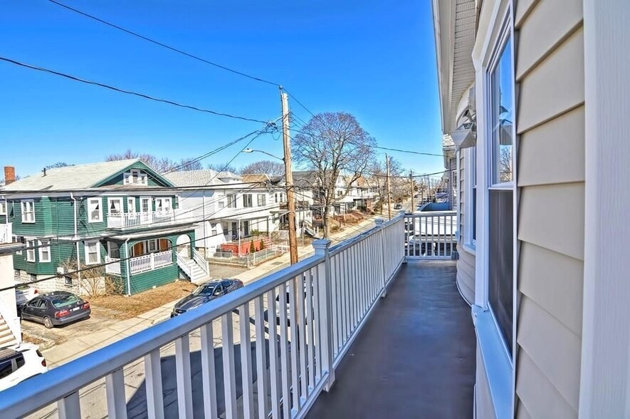 Front Porch - 154 W Adams St