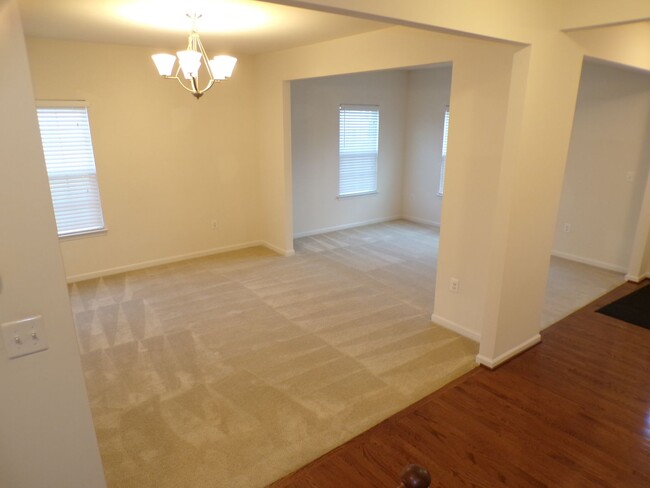 Building Photo - Spacious Colonial in Lee's Parke