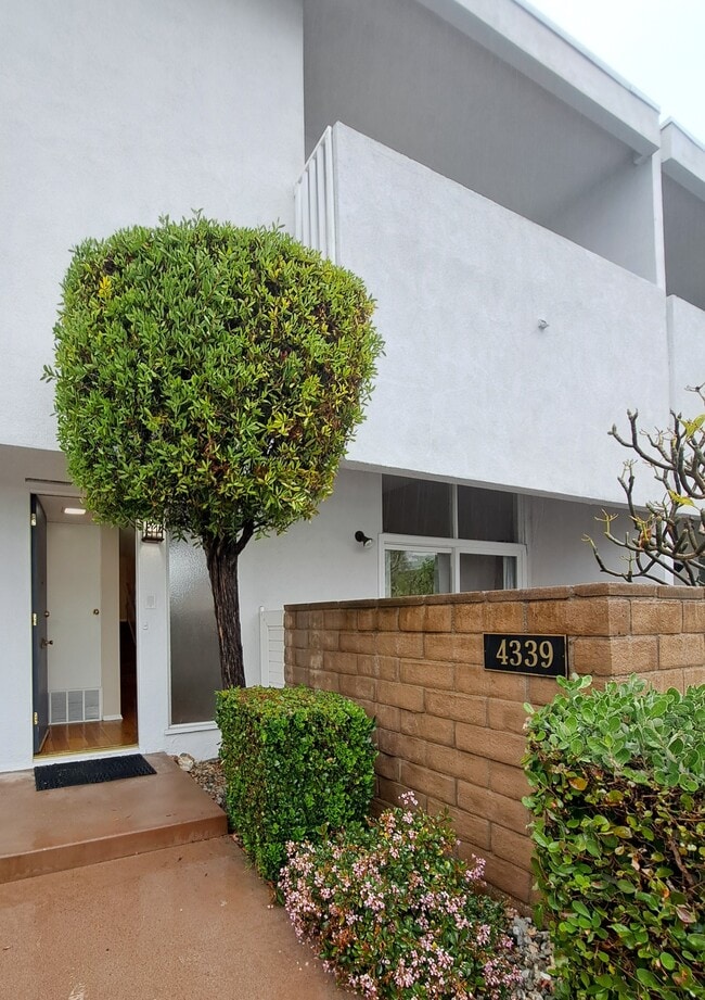 Building Photo - 4339 W Sarah St