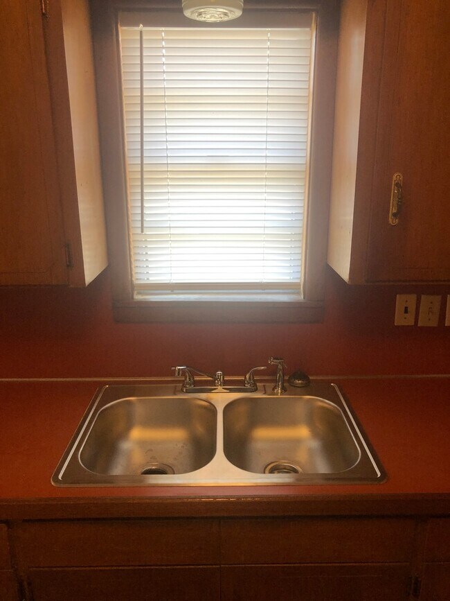 Building Photo - CLYDE AMERICA!  3 bed 1 bath 1 car garage!...