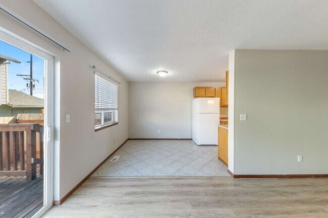 Building Photo - Spacious Townhome 3 Bedrooms plus office!