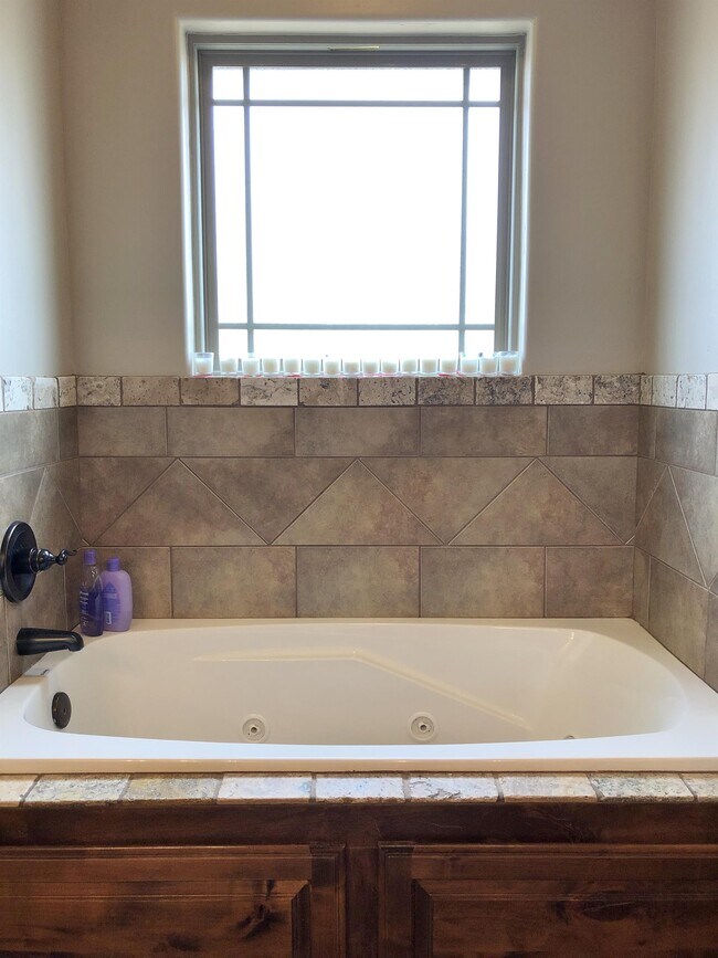 Building Photo - 10527 JORDYNN'S Xing