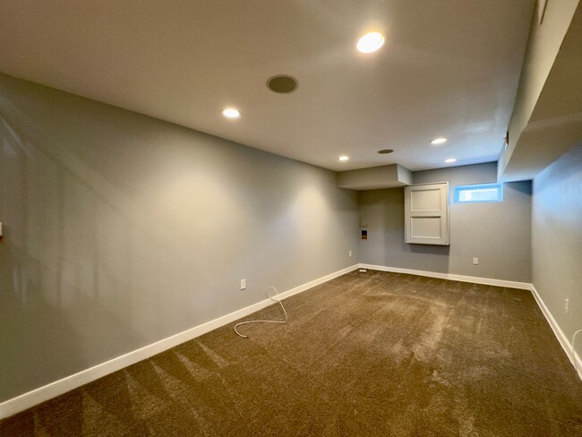 Building Photo - Spacious 3-Bedroom Townhome with Modern Am...