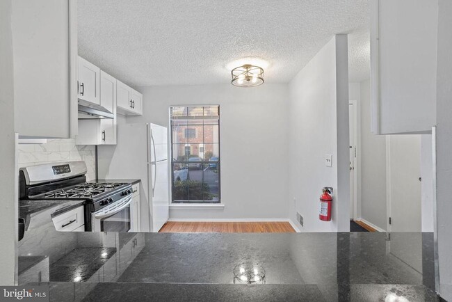 Building Photo - 6 Van Buren Pl
