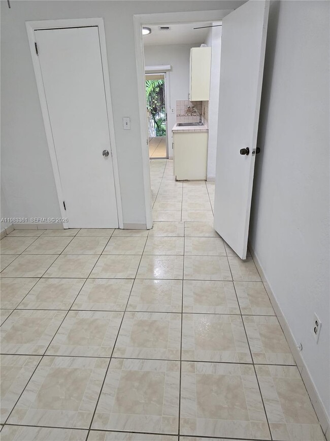 Building Photo - 2787 SW 34th Ct