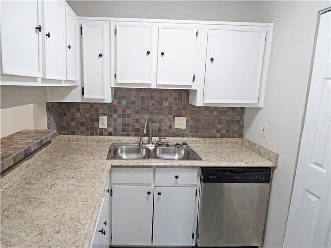 Building Photo - 291 Country Club Dr