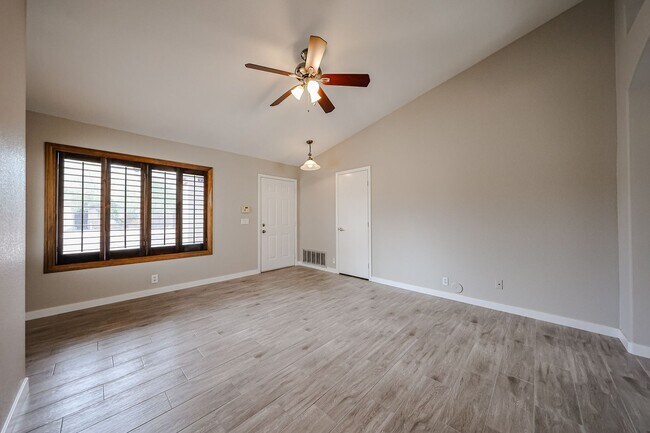 Building Photo - Welcome to this Charming 3 BEDROOM , 2 BAT...